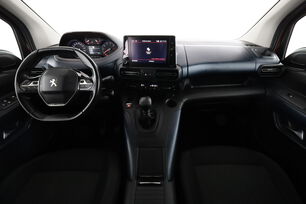 Interior frontal de la cabina desde el asiento trasero