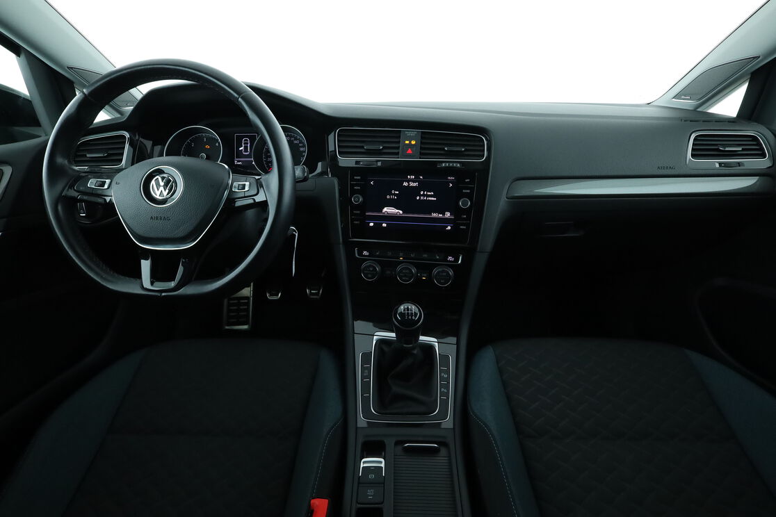 Vorderseite des Innenraums des Cockpits vom Rücksitz aus