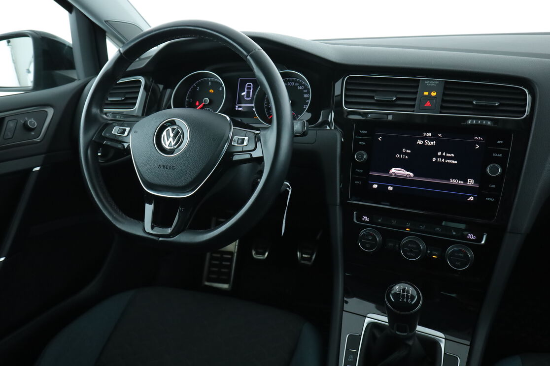 Innenraum der Fahrerseite vom Rücksitz