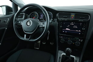 Innenraum der Fahrerseite vom Rücksitz