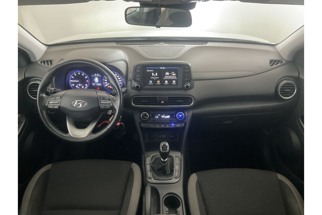 Interno anteriore dell'abitacolo, dal sedile posteriore