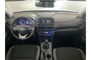 Interno anteriore dell'abitacolo, dal sedile posteriore