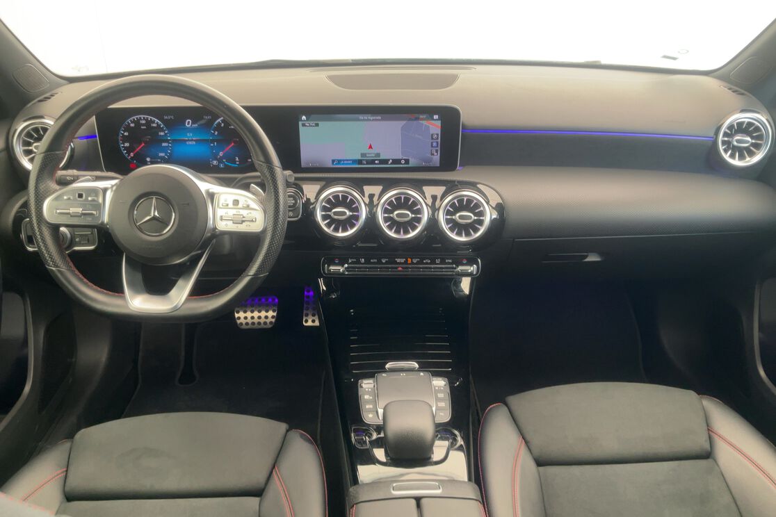 Interior frontal de la cabina desde el asiento trasero