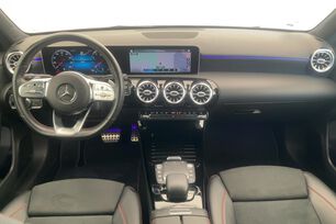 Interior frontal de la cabina desde el asiento trasero