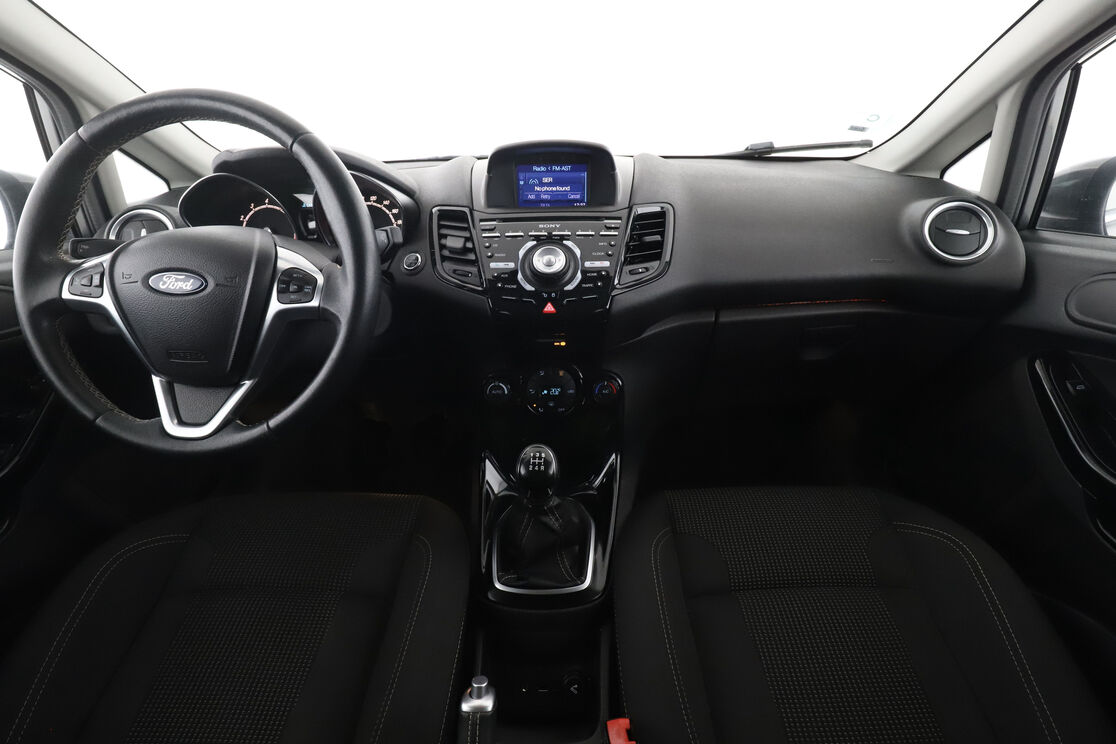 Interior frontal de la cabina desde el asiento trasero