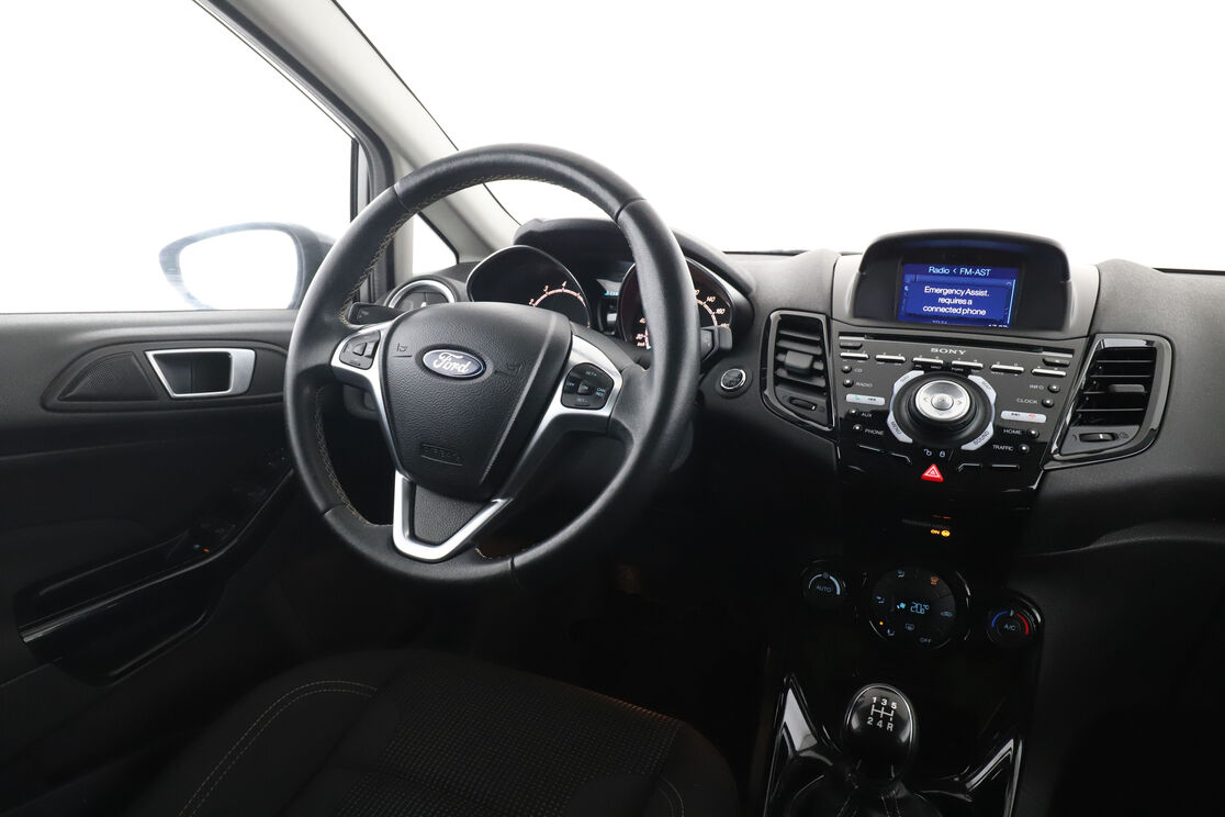 Interior lado del conductor desde el asiento trasero