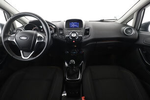 Interior frontal de la cabina desde el asiento trasero