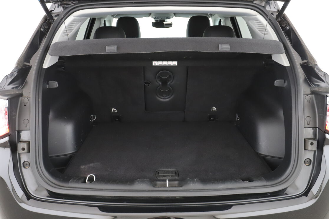 carDetails.imgAlt.interior.9