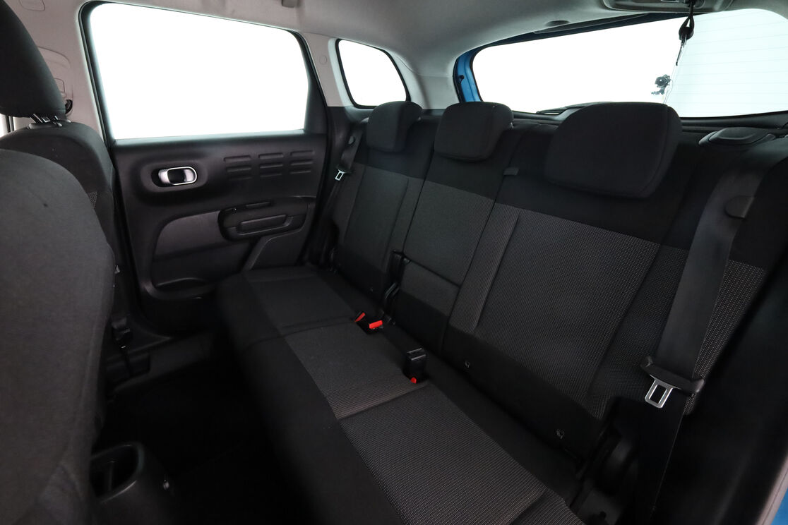 Interior asientos traseros lado del conductor