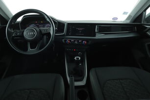 Intérieur avant de l'habitacle depuis le siège arrière