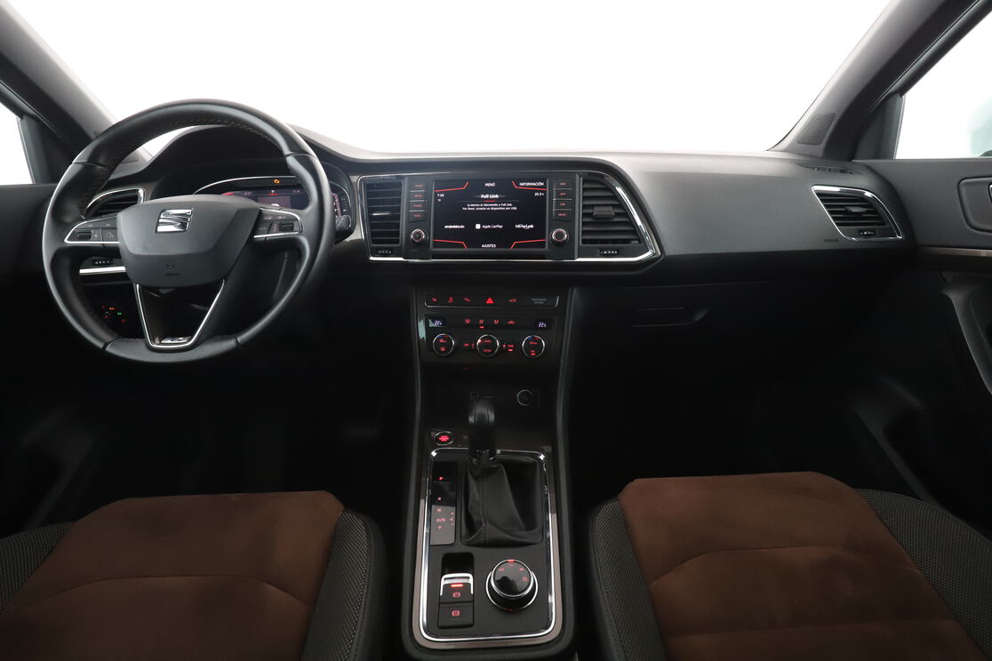 Interior frontal de la cabina desde el asiento trasero