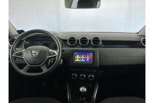 Interno anteriore dell'abitacolo, dal sedile posteriore