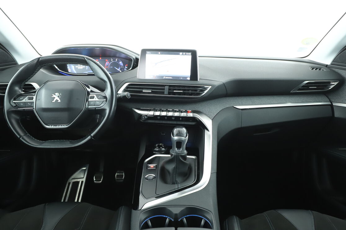 Intérieur avant de l'habitacle depuis le siège arrière