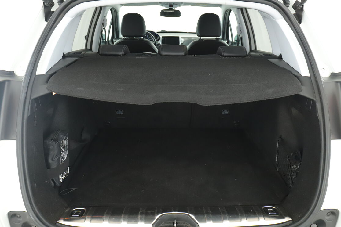 carDetails.imgAlt.interior.9