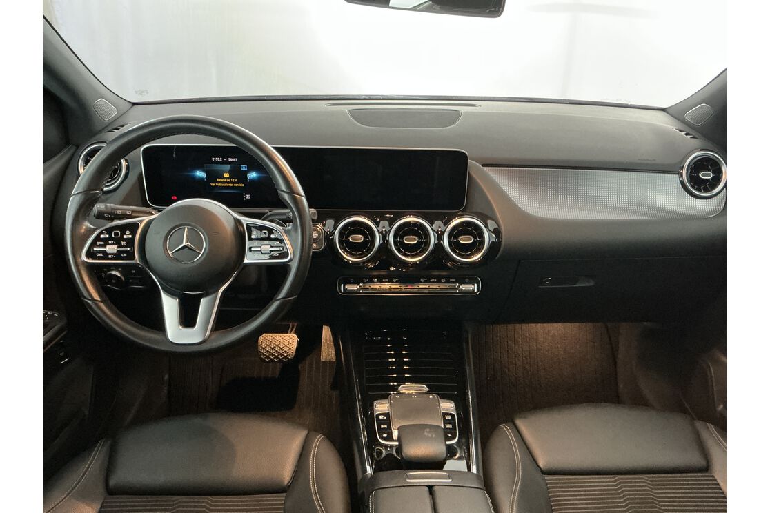 Interno anteriore dell'abitacolo, dal sedile posteriore