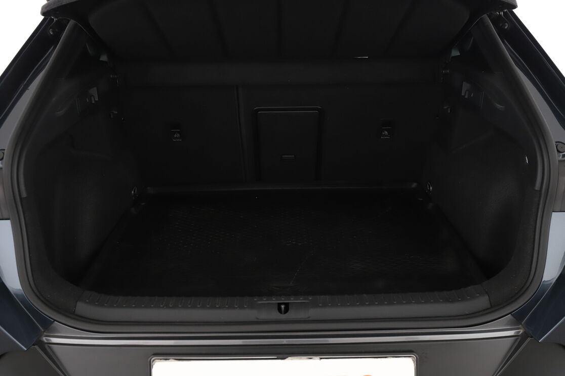 carDetails.imgAlt.interior.9