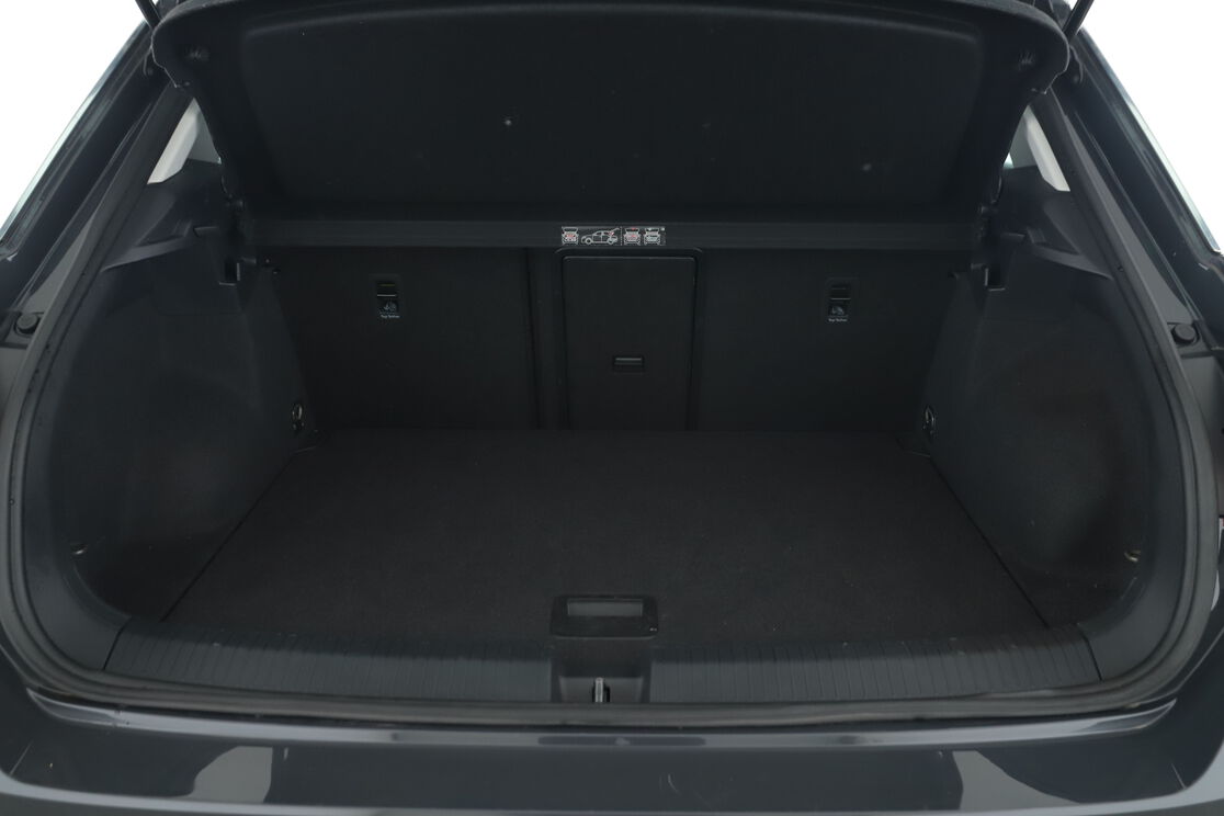 carDetails.imgAlt.interior.9