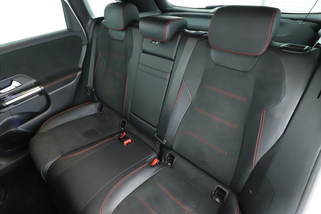 Intérieur sièges arrière depuis le côté conducteur