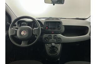 Interno anteriore dell'abitacolo, dal sedile posteriore