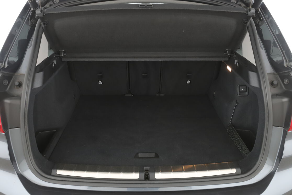 carDetails.imgAlt.interior.9