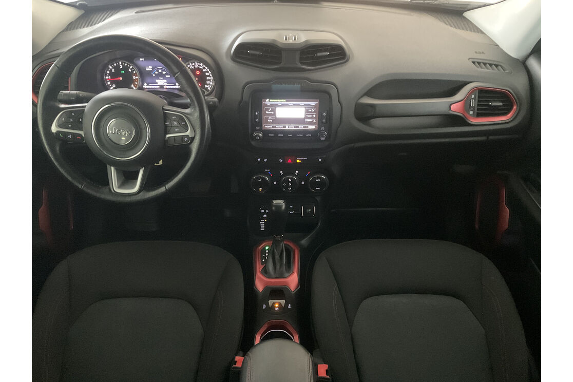 Interno anteriore dell'abitacolo, dal sedile posteriore