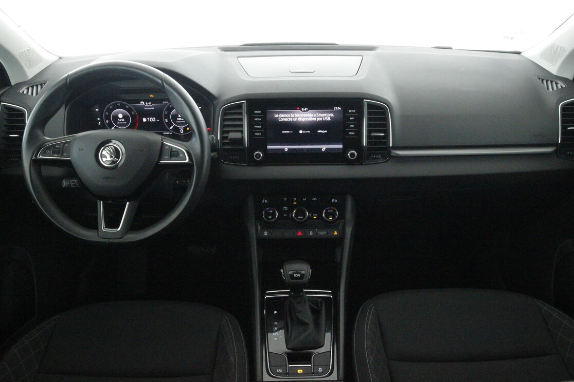 Interior frontal de la cabina desde el asiento trasero