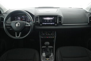 Interior frontal de la cabina desde el asiento trasero