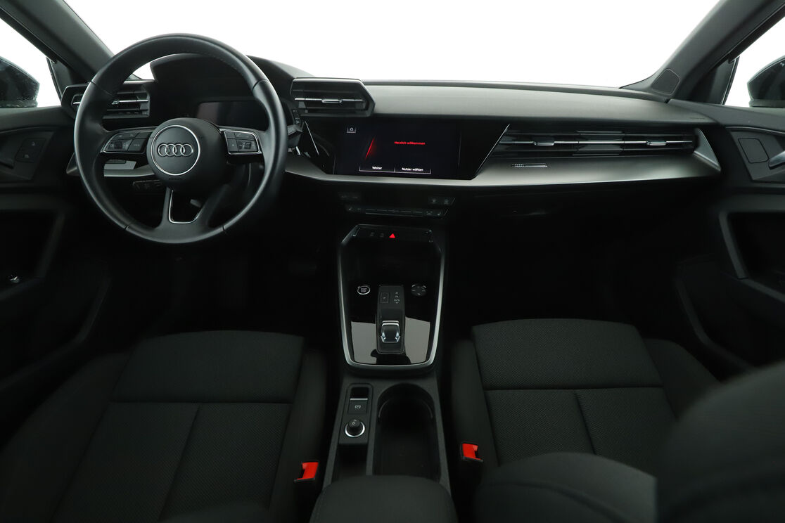 Vorderseite des Innenraums des Cockpits vom Rücksitz aus