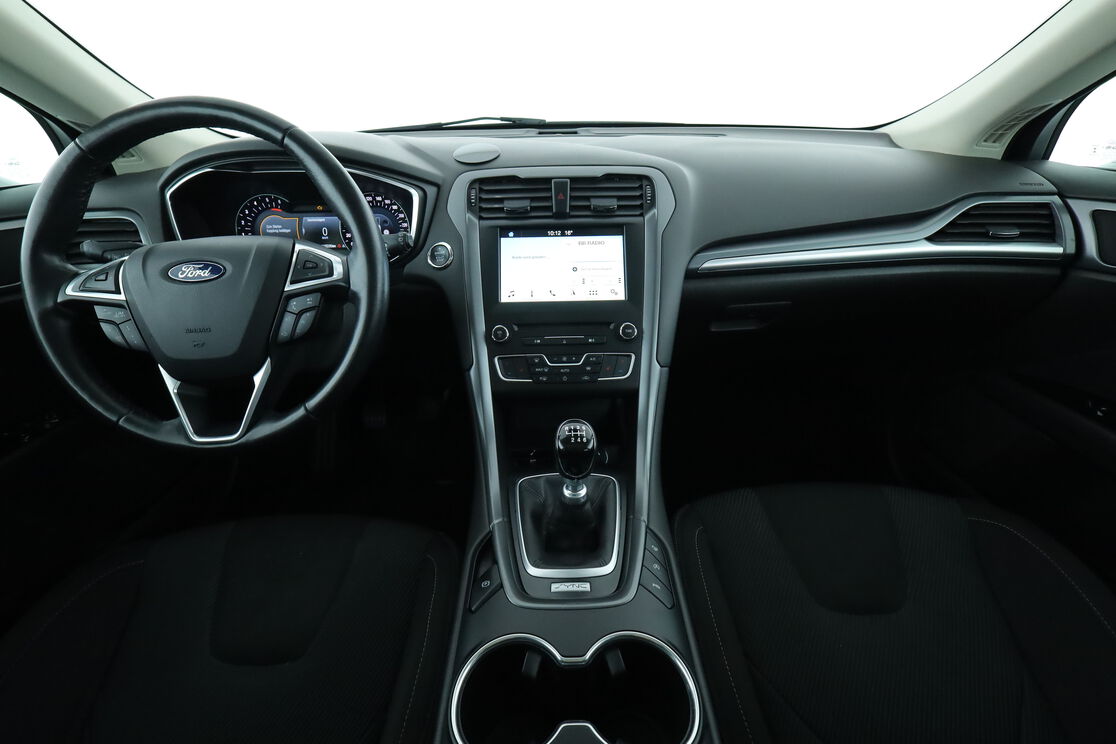 Vorderseite des Innenraums des Cockpits vom Rücksitz aus