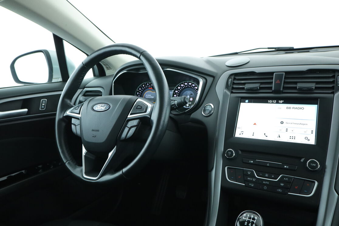 Innenraum der Fahrerseite vom Rücksitz