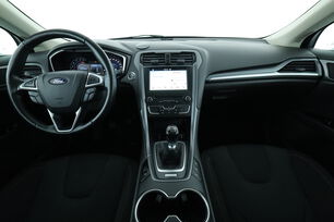 Vorderseite des Innenraums des Cockpits vom Rücksitz aus